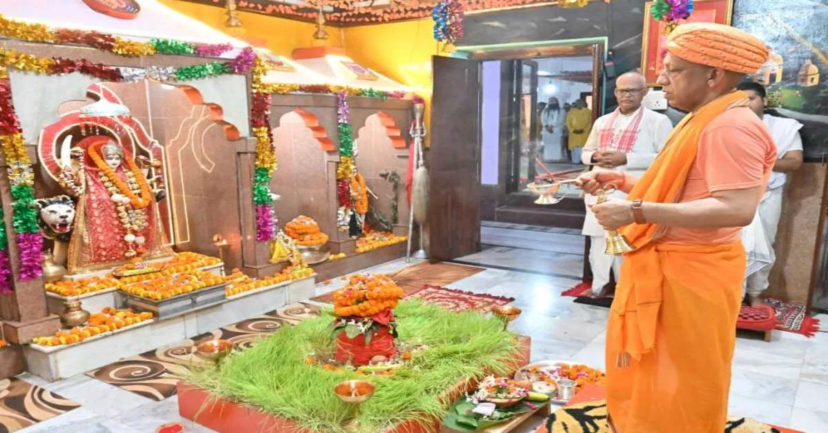 Image d'illustration pour: महानवमी पर सीएम योगी ने की देवी मां की संध्या आरती, कल पारंपरिक पोशाक में नजर आएंगे गोरक्षपीठाधीश्वर, शोभायात्रा में होंगे शामिल - Lalluram