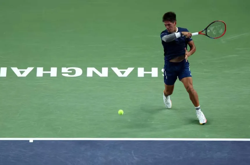 Image d'illustration pour: Sebastián Báez luchó, revirtió el resultado y ganó en su debut en Shanghai