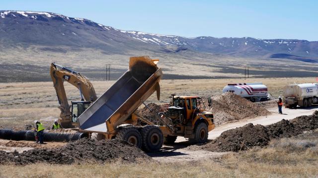 Image d'illustration pour: US takes a stake in another company, this one is operating a massive lithium mine in Nevada