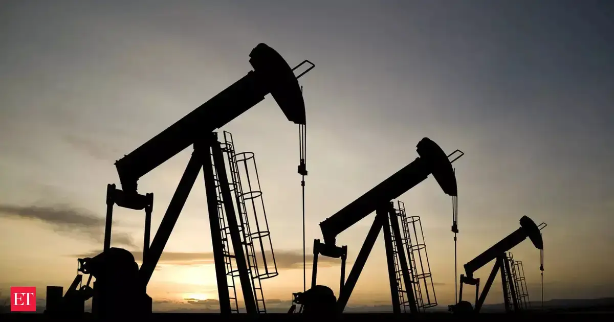 Image d'illustration pour: India's oil market splits as state refiners cut Russian crude & private players ramp up buys