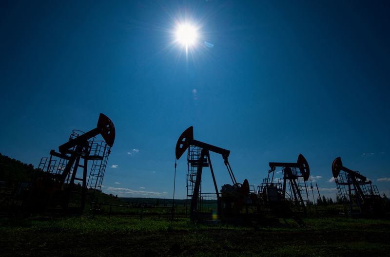 Image d'illustration pour: Oil rises on Russia sanctions fears; oversupply worries cap gains