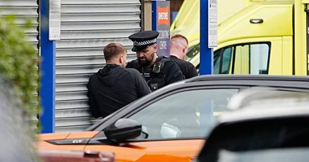 Image d'illustration pour: UK police say 2 victims have died and 3 others are in serious condition after synagogue attack