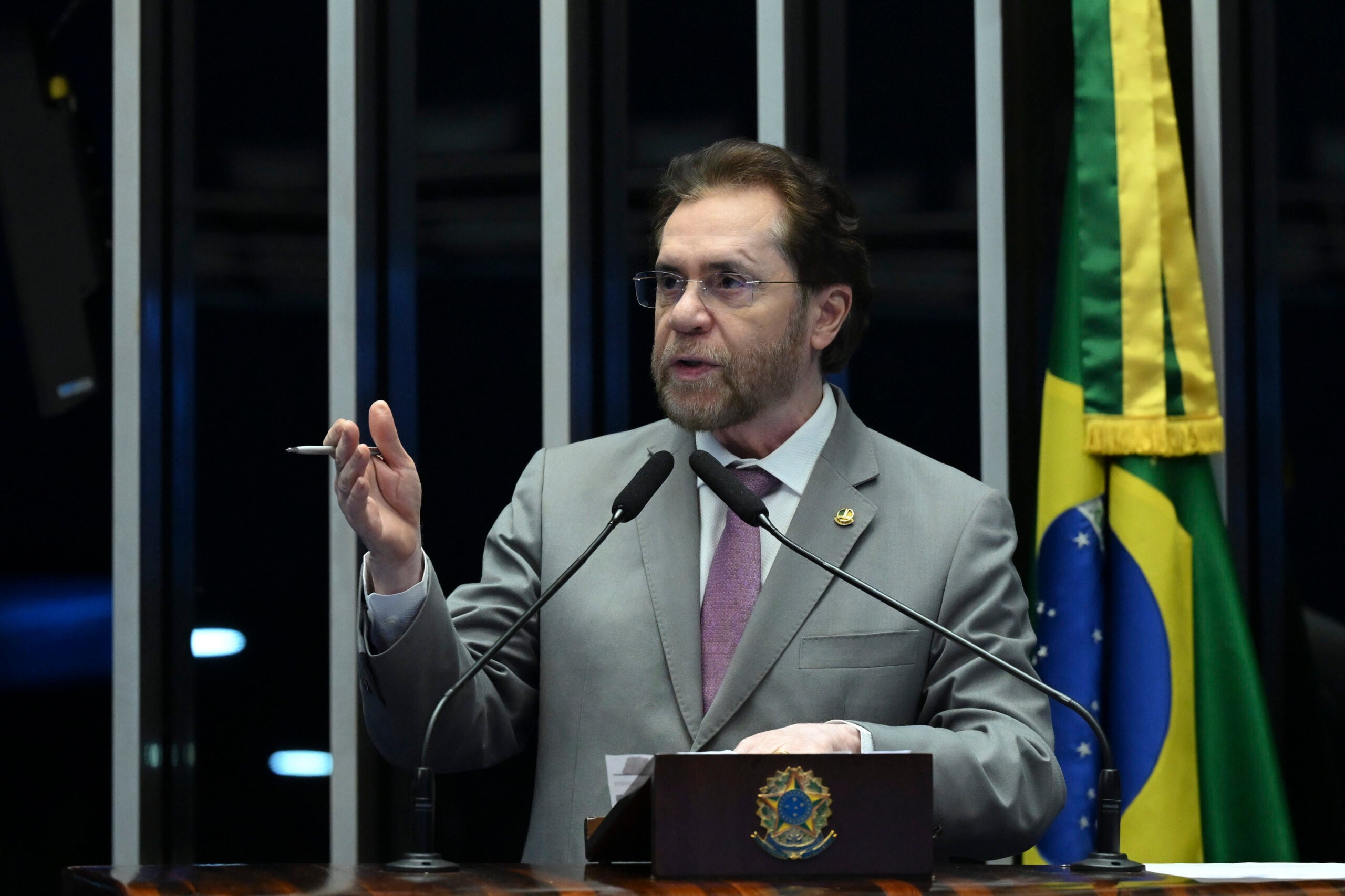 Image d'illustration pour: Plínio Valério alerta para impacto de eventual taxação do PIX e cobra votação da PEC 65