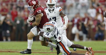 Image d'illustration pour: No. 5 Oklahoma breaks in backup QB, looks to stay sharp against struggling Kent State