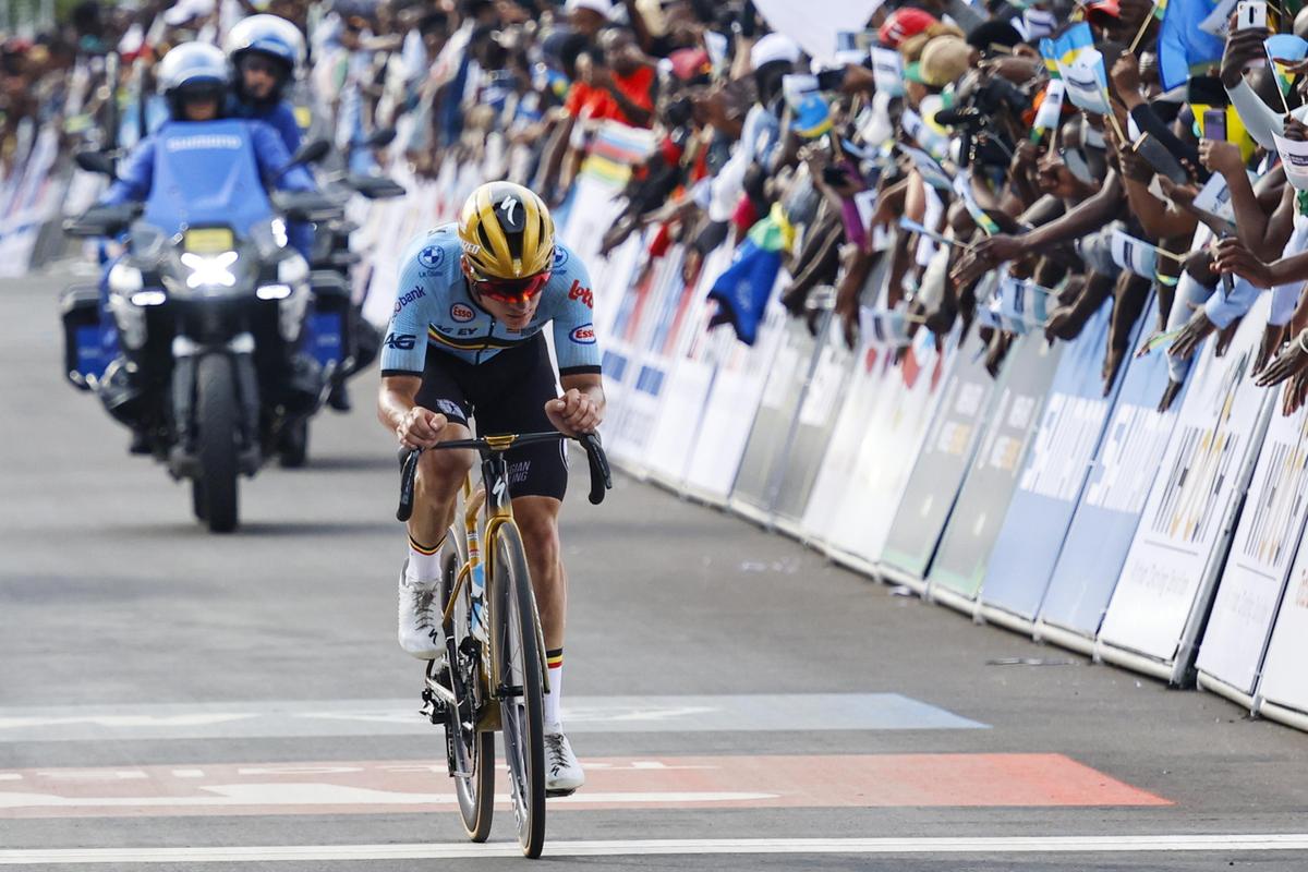 Image d'illustration pour: Ciclismo, Evenepoel allontana il record dell'ora: "Non prima dei 30 anni"