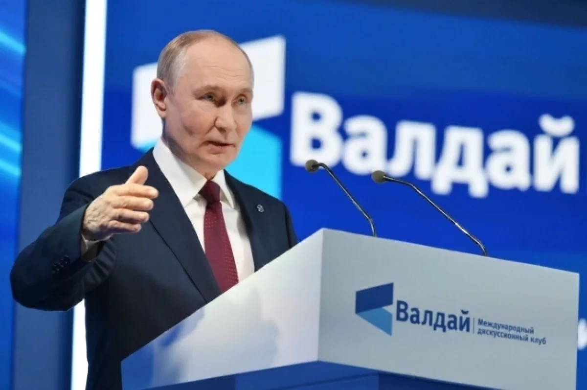 Image d'illustration pour: Путин заявил, что не ощущает себя императором Александром I