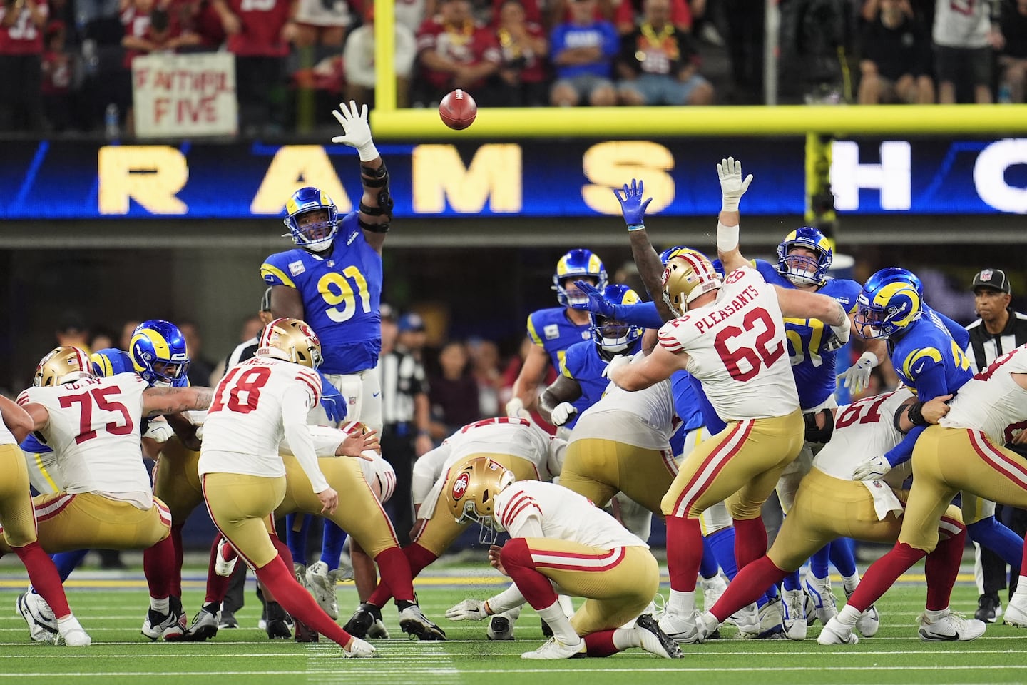 Image d'illustration pour: Shorthanded 49ers stop Rams on downs in overtime - The Boston Globe
