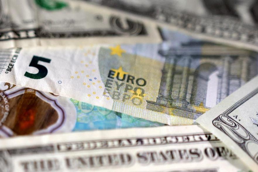 Image d'illustration pour: Sign of the times as Swiss buy euros not dollars: Mike Dolan