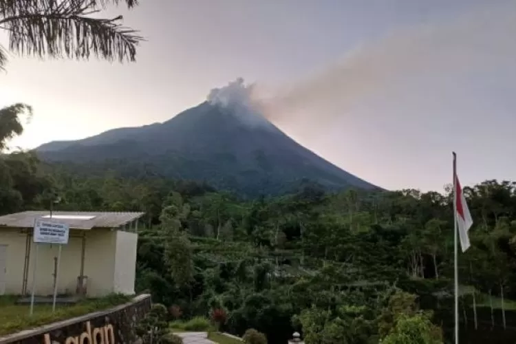 Image d'illustration pour: Ada Peningkatan Jumlah Semburan dan Jarak Luncur Lava Pijar Gunung Merapi ke Sungai Krasak, Muncul Asap Kawah Tinggi 125 Meter
