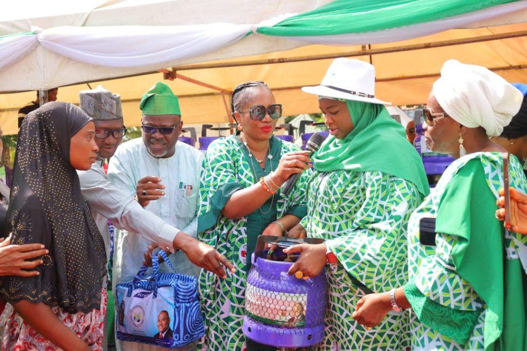 Image d'illustration pour: Wike launches free mother-baby kits, says no woman should face childbirth without support