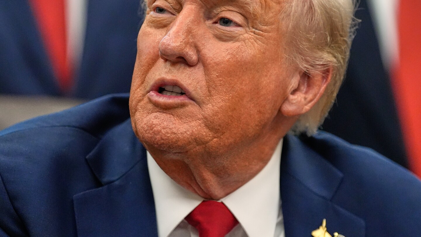 Image d'illustration pour: Trump pauses $2.1B for Chicago infrastructure projects, leveraging shutdown to pressure Democrats