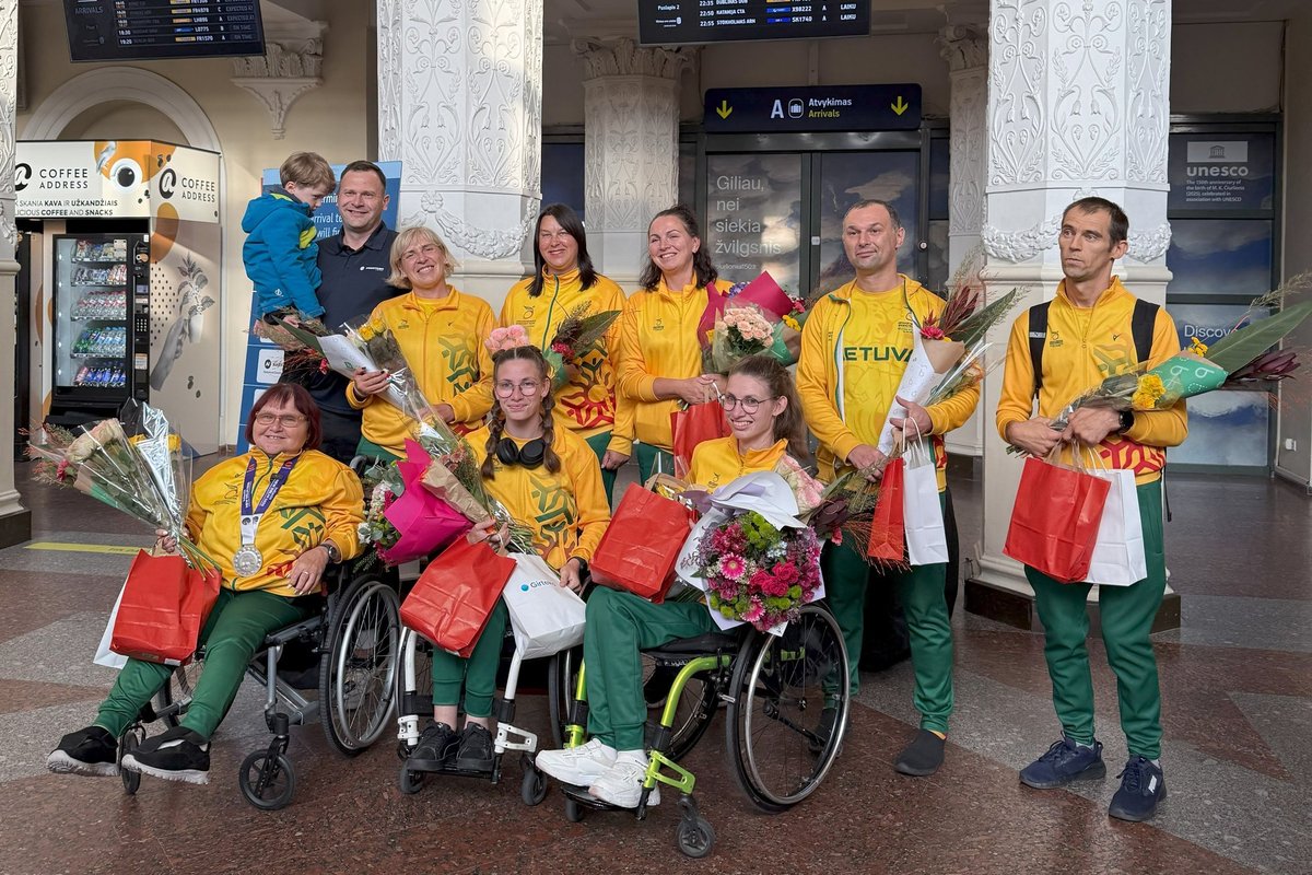 Image d'illustration pour: Sidabru ir šypsenomis pasipuošę paraatletai iš Indijos grįžo į Lietuvą