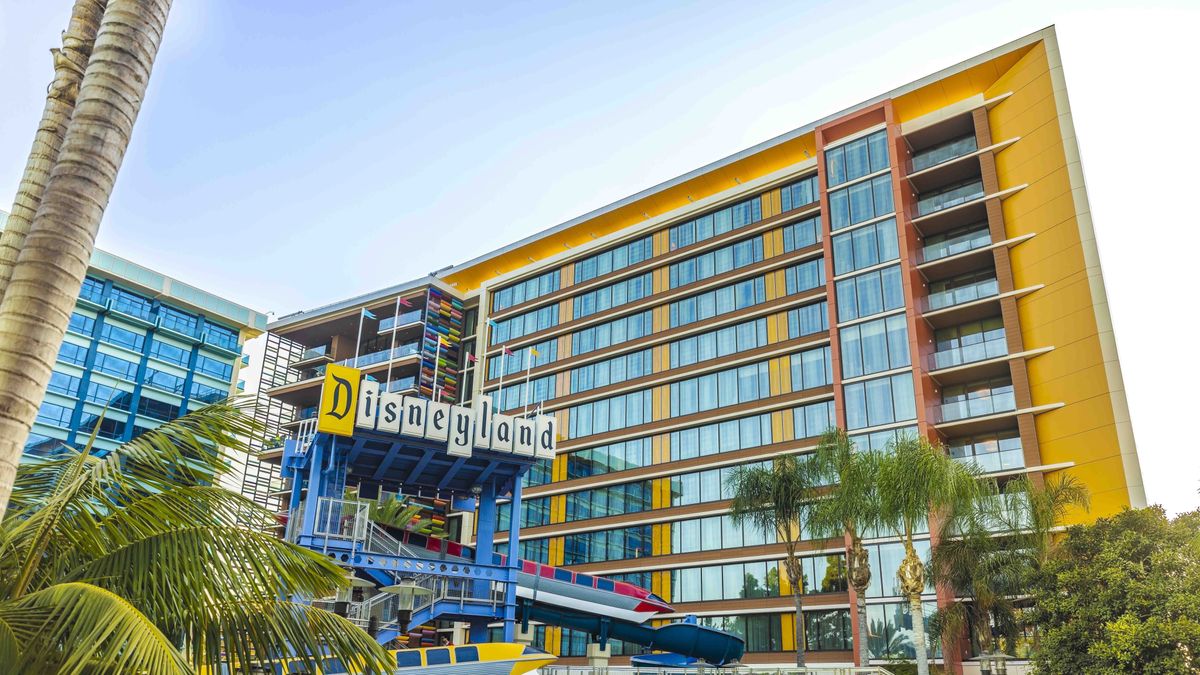 Image d'illustration pour: The Story Behind The Disneyland Hotel And Why It Wasn't Owned By Disney For Decades
