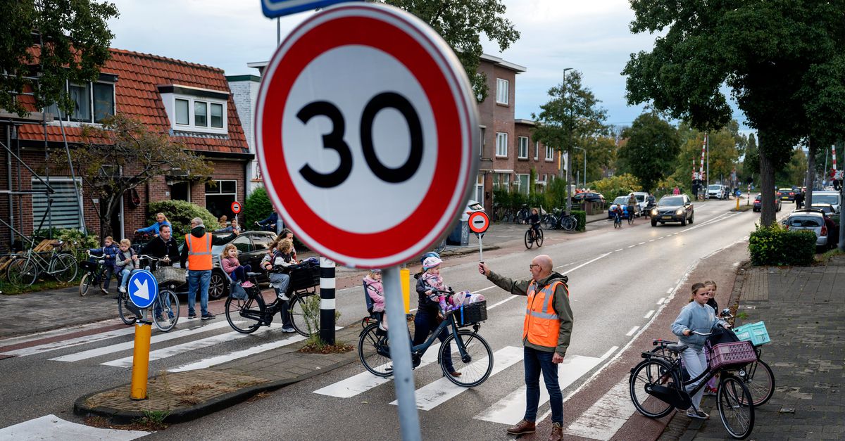 Image d'illustration pour: Een groene smiley bij 30 kilometer per uur, maar nog geen flitspalen of boetes. Hoe handhaven steden de nieuwe maximumsnelheid?
