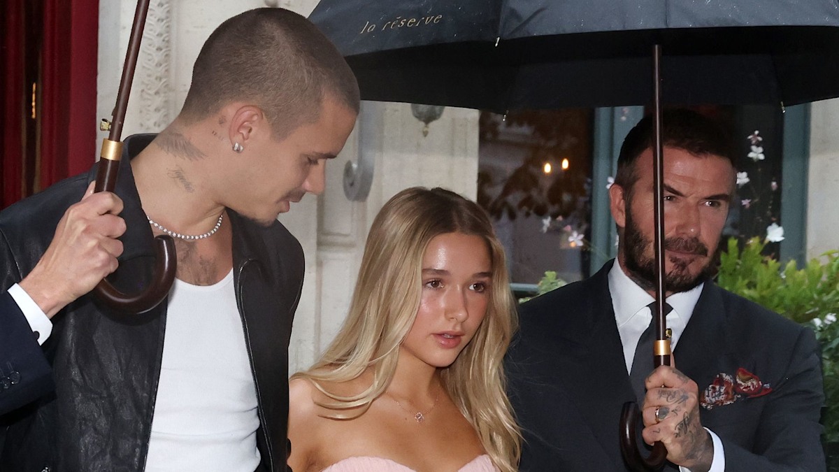 Image d'illustration pour: Harper Beckham stuns in slinky strapless dress at mum Victoria's Paris Fashion Week show