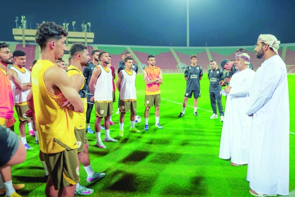 Image d'illustration pour: Oman step up training sessions with 4 days for Qatar clash