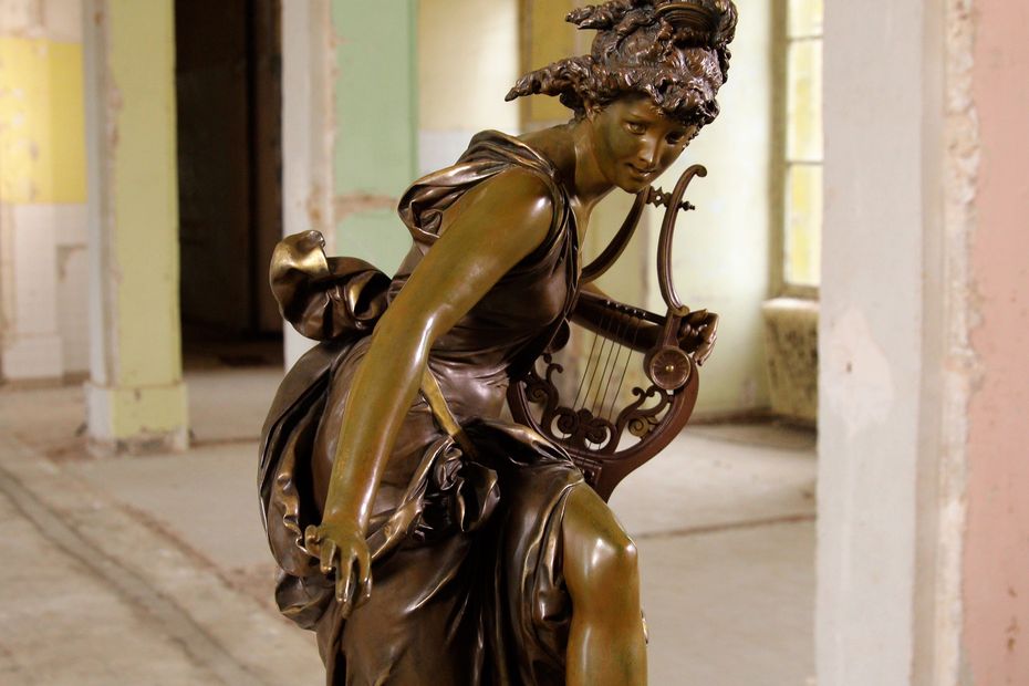 Image d'illustration pour: Histoire, mystère et détails d'une œuvre allégorique en bronze entre grâce musicale et héritage artistique : découvrez la sculpture Mélodie