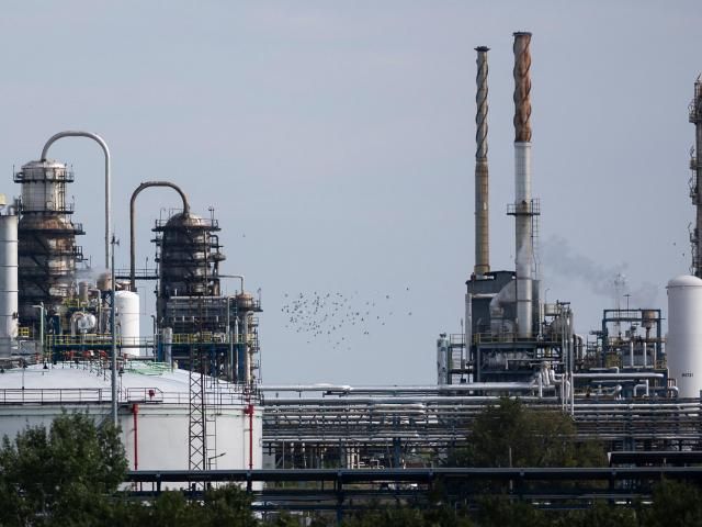 Image d'illustration pour: Hungary clings to Russian oil and gas as EU and NATO push to cut supplies