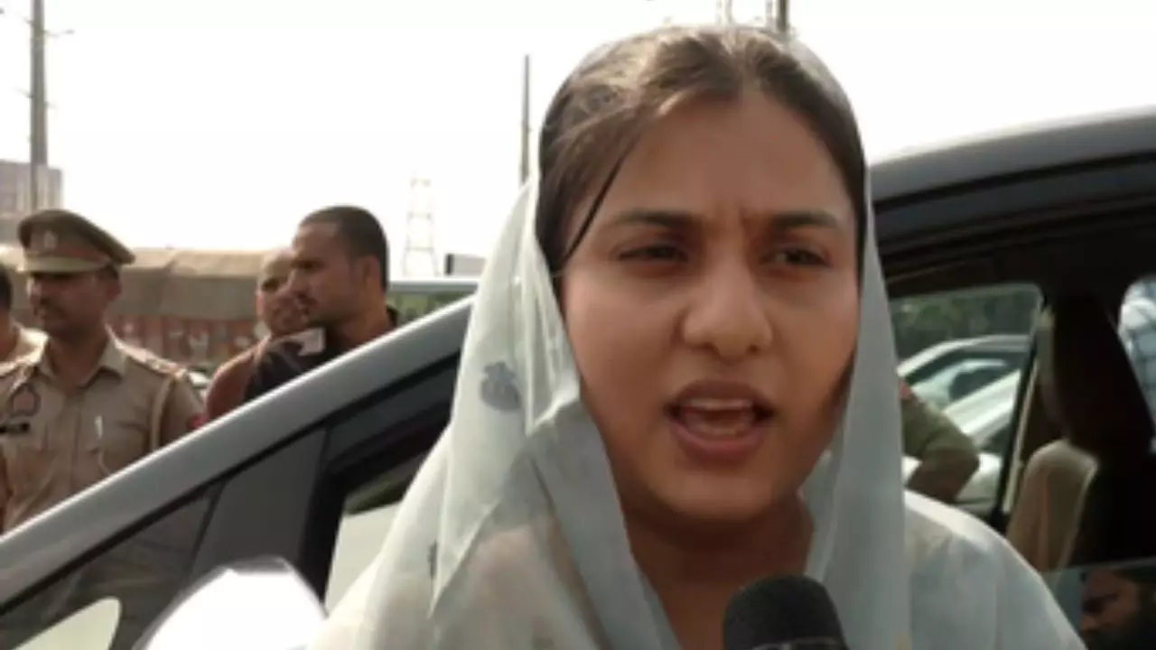 Image d'illustration pour: Bareilly Violence LIVEVideo| SP Delegation Stopped|âI Love Mohammadâ Poster Row|UP Communal Tension| | Bareilly Violence: इकरा हसन से लेकर बर्क तक..., बरेली हिंसा पर बवाल LIVE, बॉर्डर पर रोका गया | News Track in Hindi