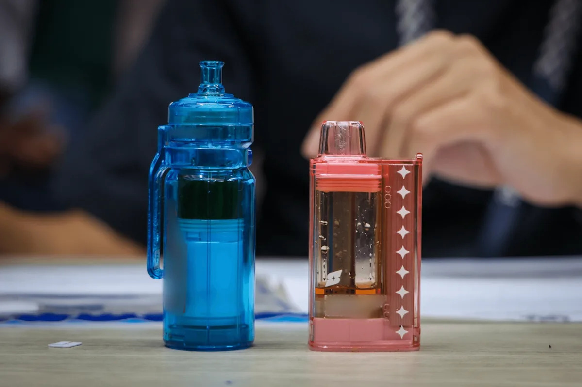 Image d'illustration pour: 3 people, including 17-year-old girl, charged for alleged trafficking of etomidate vape pods