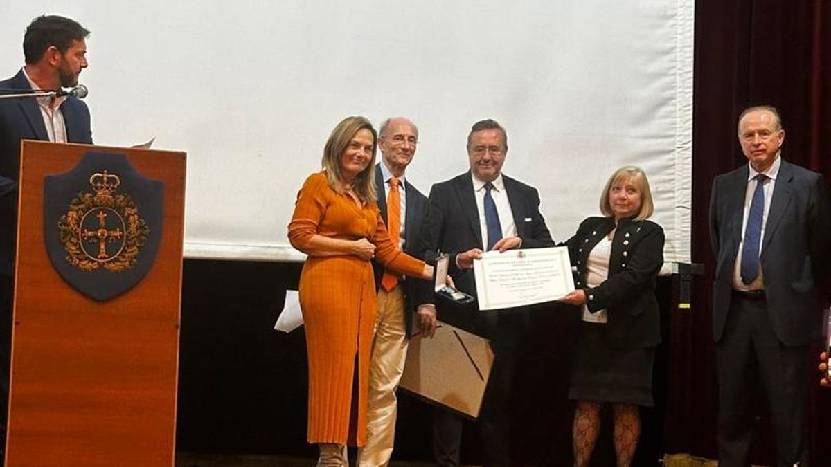 Image d'illustration pour: Medalla de España para los asturianos de Buenos Aires: la emotiva leyenda de las dos bolsas de cemento
