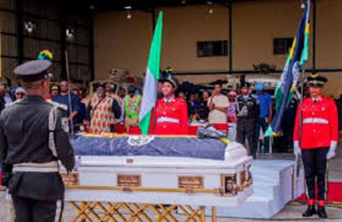 Image d'illustration pour: PANDEF  Chairman Amb. Igali Breaks Down In Tears During IGP Arase (Rtd) Burial Ceremony - Urhobo Today