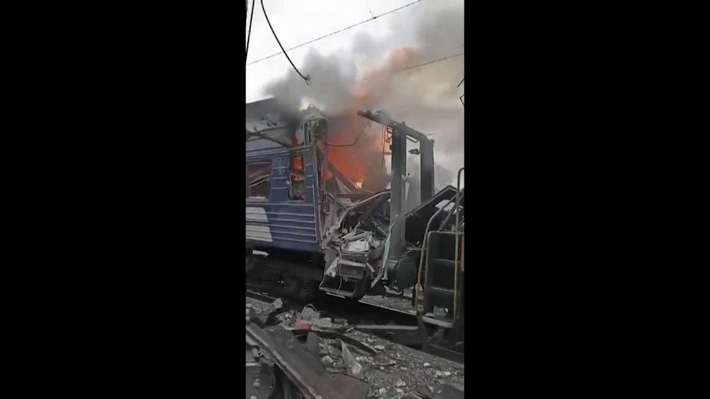 Image d'illustration pour: Zelensky: i russi hanno colpito un treno passeggeri alla stazione, vittime