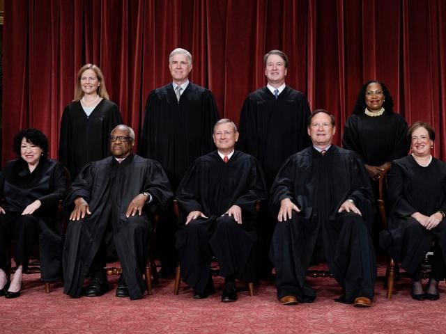 Image d'illustration pour: New Supreme Court term confronts justices with Trump's aggressive assertion of presidential power