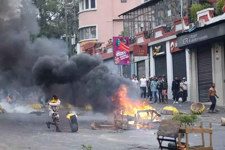 Image d'illustration pour: Rusuh di Madagaskar, Aksi Gen Z Dilawan Demo Tandingan