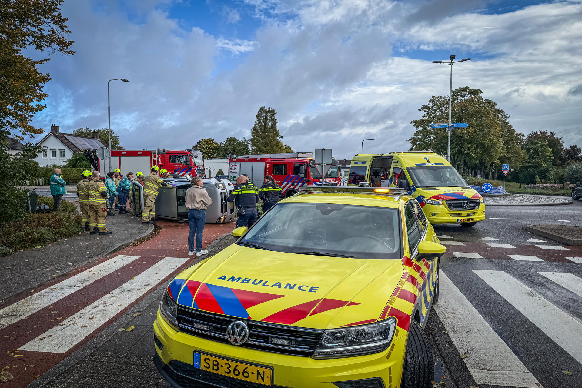Image d'illustration pour: Auto belandt op zijkant na ongeluk op rotonde - GelreNieuws