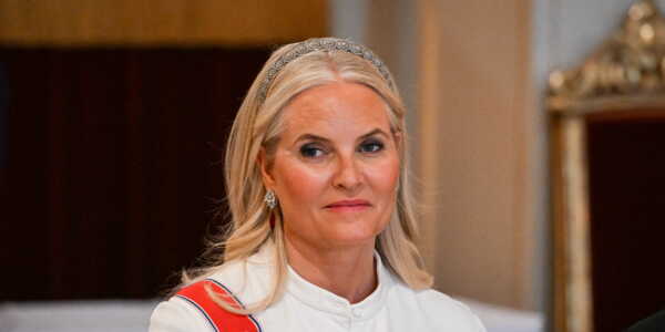 Image d'illustration pour: "C'est un programme intense" : un pneumologue détaille le nouveau traitement médical de la princesse Mette-Marit de Norvège