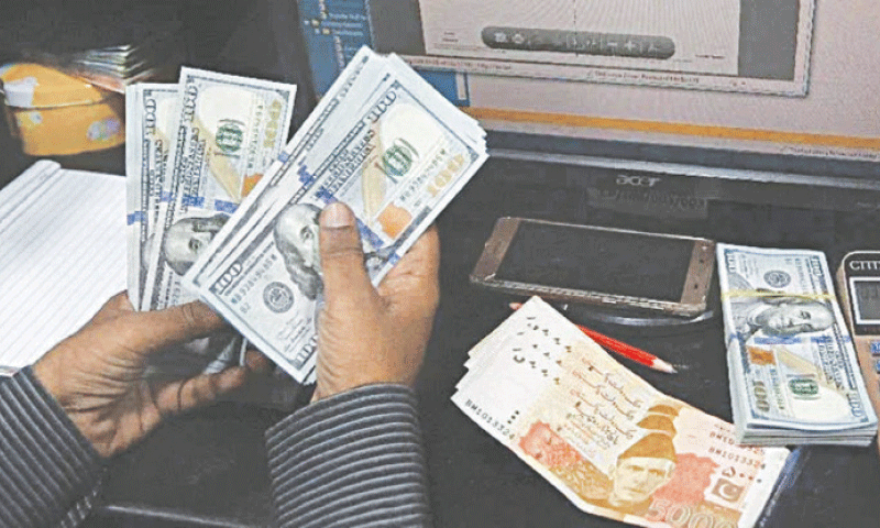 Image d'illustration pour: Exporters Rush to Hedge as Dollar Sales Dry Up in Open Market - Daily Times
