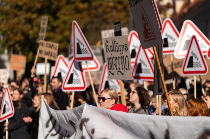 Image d'illustration pour: Šalies miestuose ir miesteliuose - kultūros bendruomenės organizuojamo streiko renginiai | Naujiena | BNS.lt
