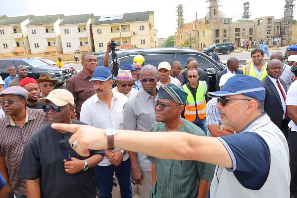 Image d'illustration pour: Wike assures timely completion of ongoing road projects in FCT - Realnews Magazine
