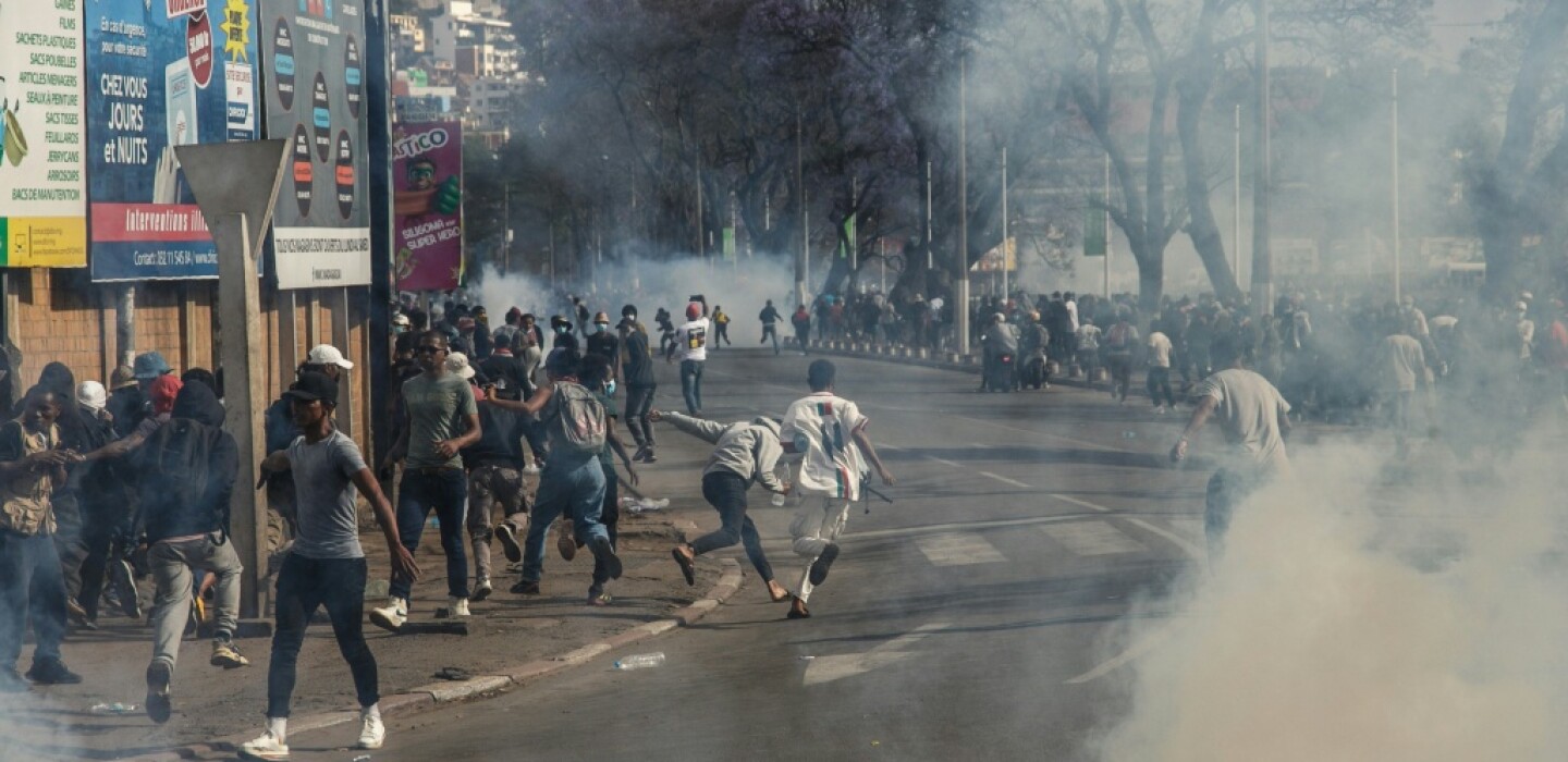 Image d'illustration pour: Tensions à Madagascar: pour l'heure, les forces de sécurité contiennent les manifestants, accusés d'"actions violentes"