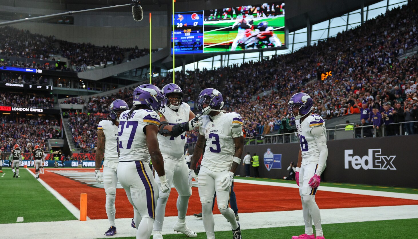 Image d'illustration pour: Late touchdown gives Vikings 21-17 win over Browns in London