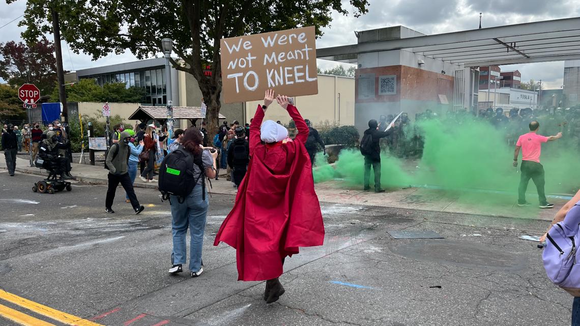 Image d'illustration pour: Feds use tear gas, mace on protesters at Portland ICE facility Saturday; police say no arrests made