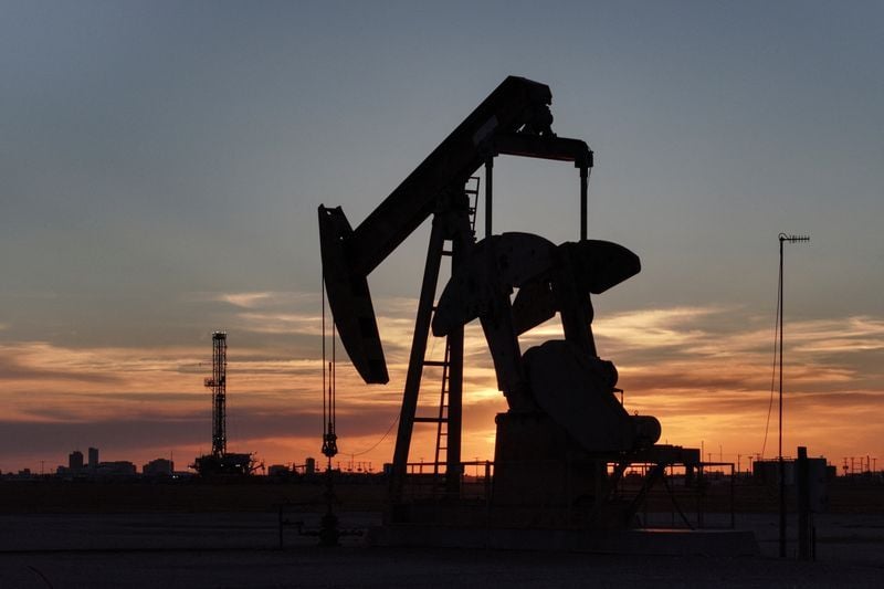 Image d'illustration pour: Oil prices gain 1% after lower-than-expected OPEC+ output hike