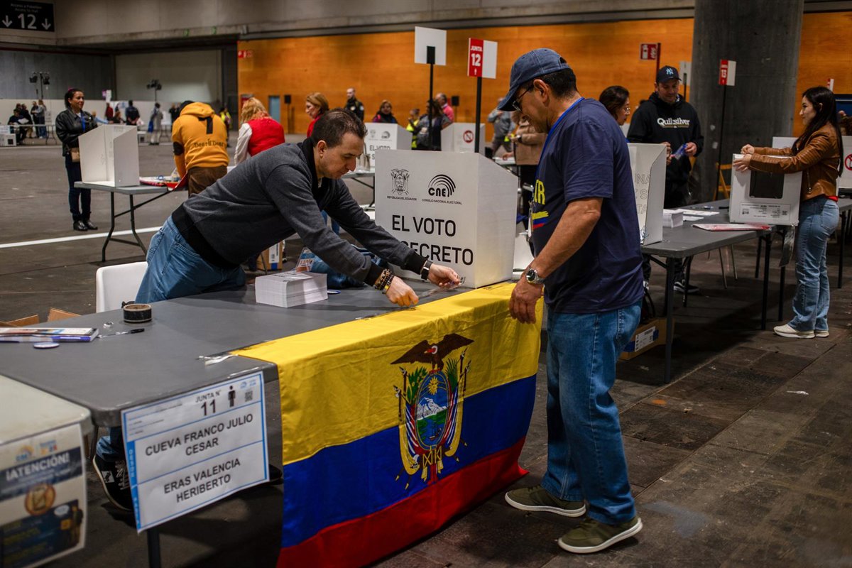 Image d'illustration pour: El CNE de Ecuador incluye la reducción de la Asamblea en el...