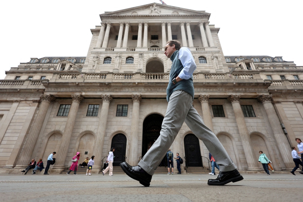 Image d'illustration pour: Top fund managers urge BoE to halt gilt sales as UK faces G7's highest long-term borrowing costs