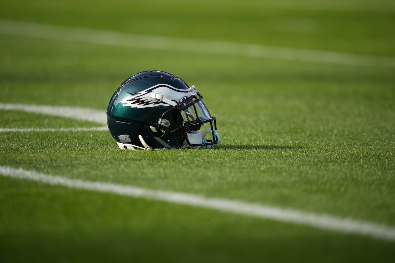 Image d'illustration pour: Eagles star under fire for poor effort vs. Broncos: 'That is a bad look'