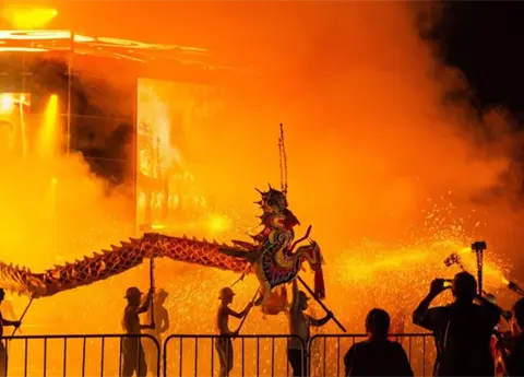 Image d'illustration pour: Hong Kong celebra bajo la luna llena otoñal la ancestral danza del dragón de fuego