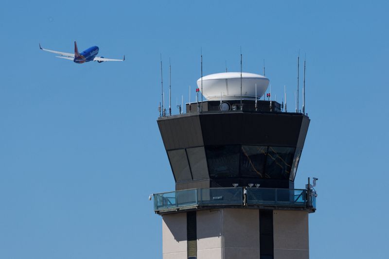 Image d'illustration pour: Slight rise in US air traffic controllers calling in sick seen since shutdown began