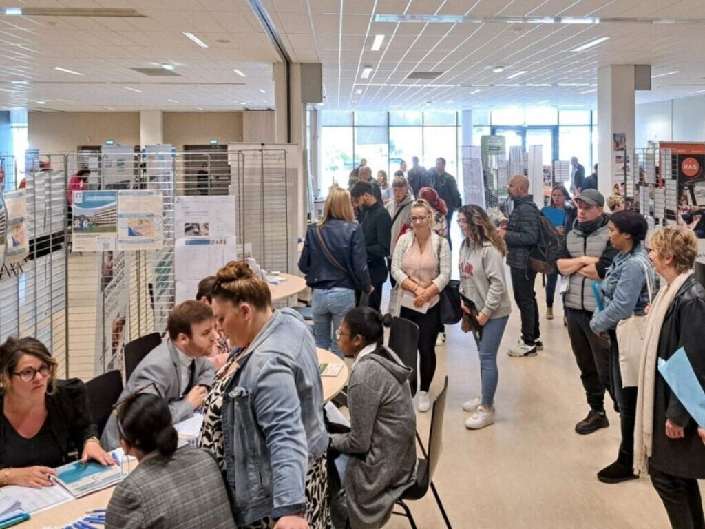 Image d'illustration pour: Emploi dans les Bouches-du-Rhône. Des centaines d'offres à saisir près de Marseille