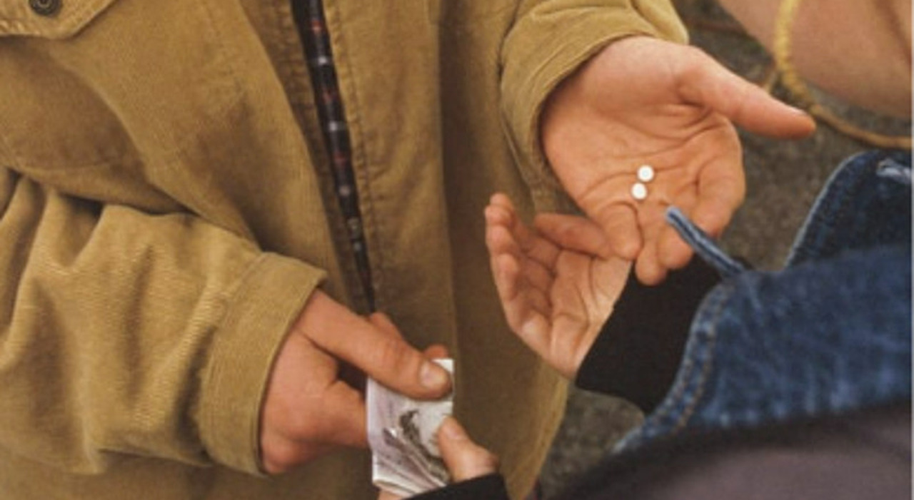 Image d'illustration pour: Bar dello spaccio, il proprietario usava il suo locale come base logistica per vendere cocaina ed eroina. Confiscato insieme ad auto di lusso e una villa