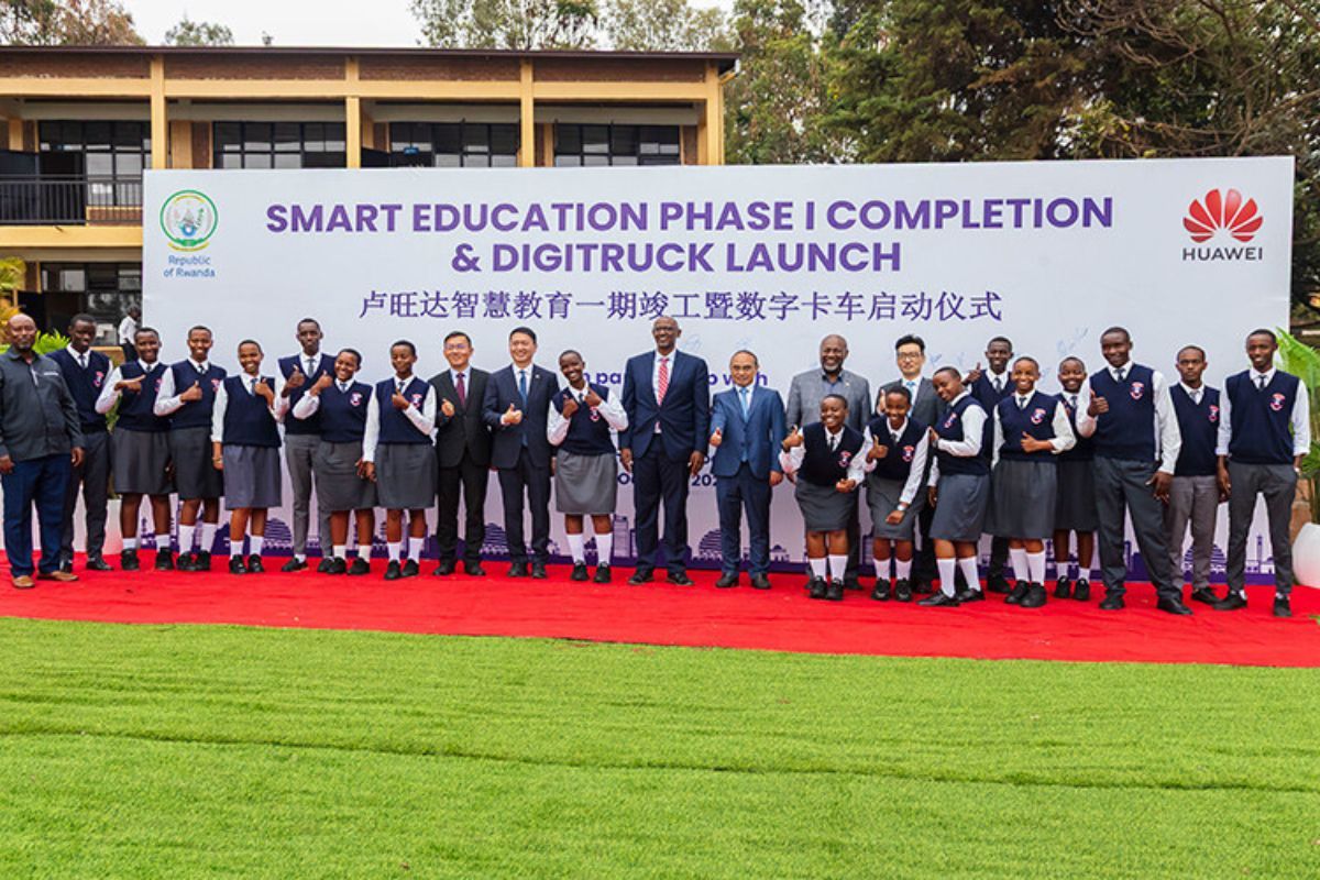 Image d'illustration pour: Rwanda Tuntaskan Program Smart Education dan Luncurkan Program DigiTruck