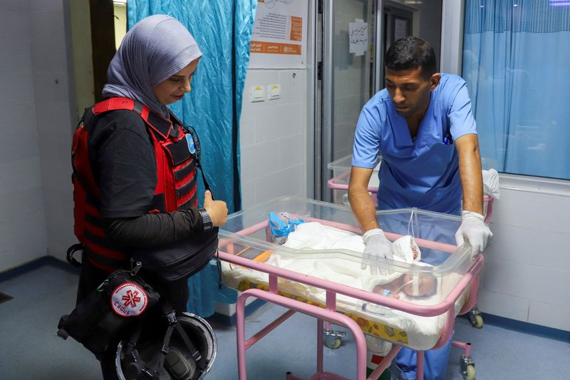Image d'illustration pour: UNICEF official says Gaza babies forced to share oxygen masks, Israel challenges UN data