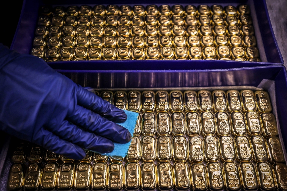 Image d'illustration pour: Gold tops $4,000 for first time as safe haven shines