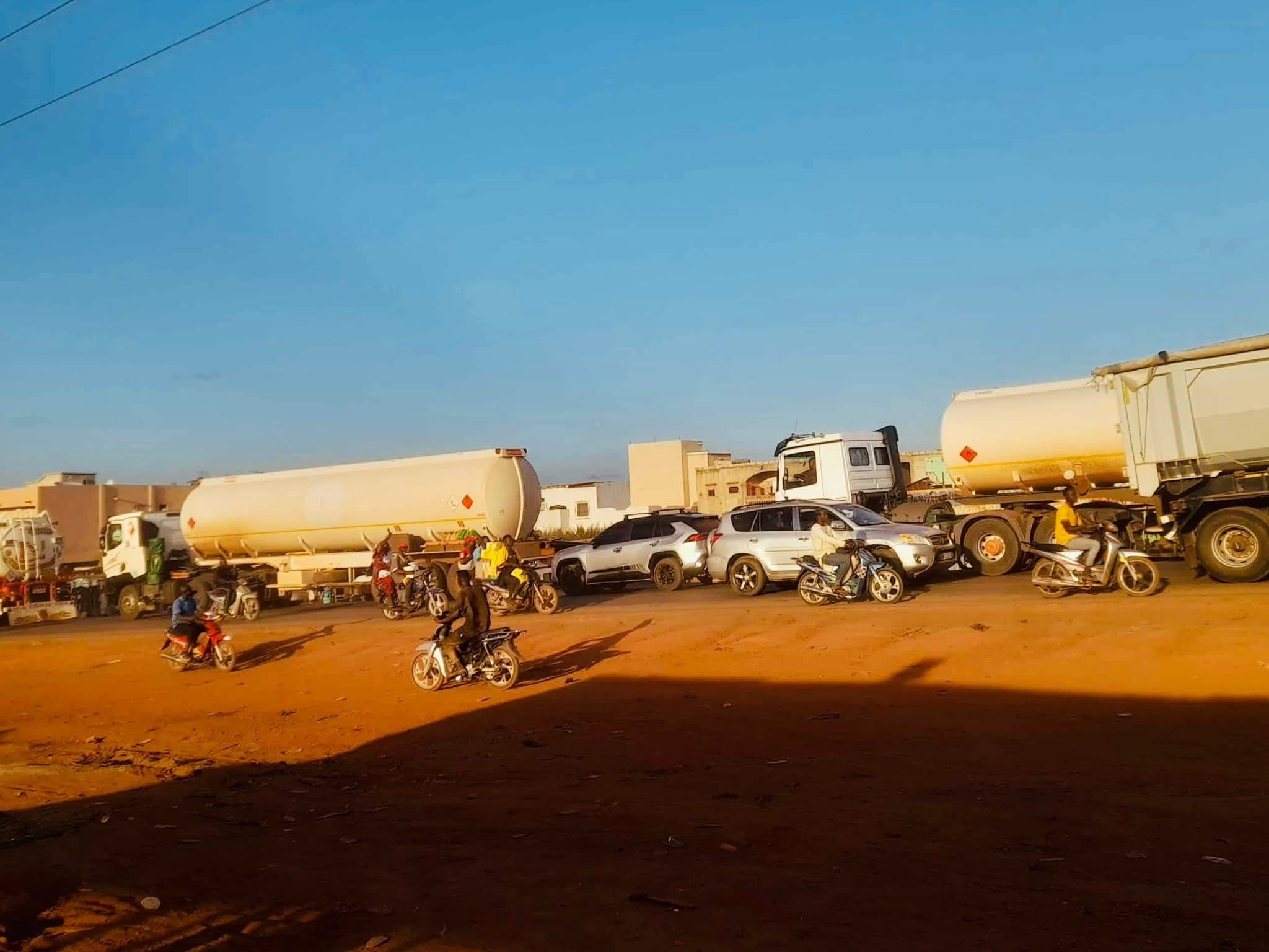 Image d'illustration pour: Soulagement à Bamako : un convoi de près de 300 citernes arrive sous escorte des FAMa