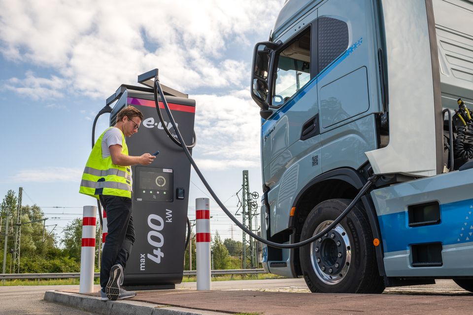 Image d'illustration pour: Ny ultrasnabb laddstation i Hultsfred - knutpunkt för elektrifiering av tunga skogstransporter | E.ON Sverige AB